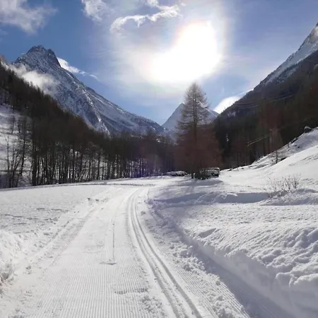 Alpehytte In Grund Amid Mountains *