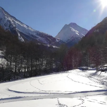 In Grund Amid Mountains